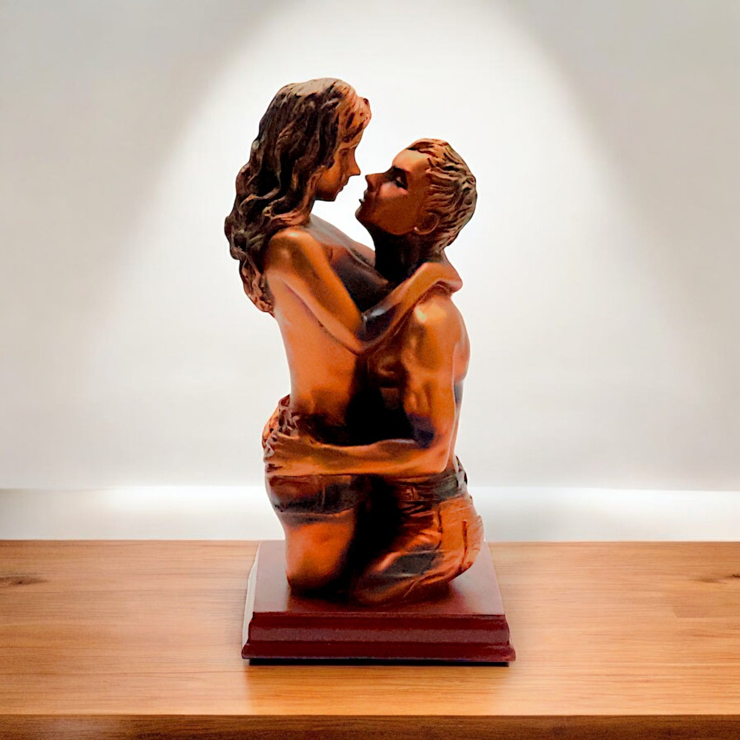 FIGURA DE ARTE PAREJA ENAMORADA