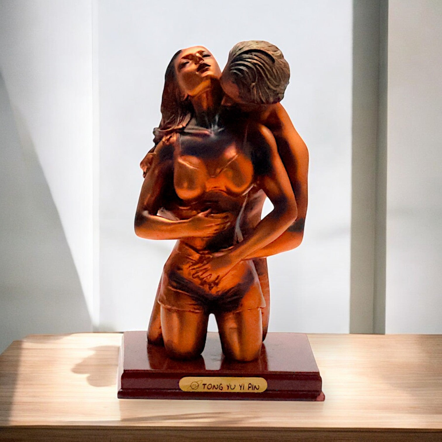 FIGURA DE ARTE PAREJA ENAMORADA